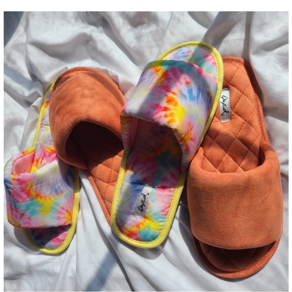 🚨FEW PAIRS LEFT// Tie dye super comfy Slide - Picture 3 of 3
